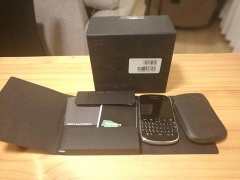 Blackberry Bold 9900 (Excellent condition)
