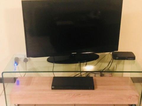 Samsung Smart HD Screen (40”) with Glass TV Stand for sale - R4500 (Fourways) (wooden bottom)
