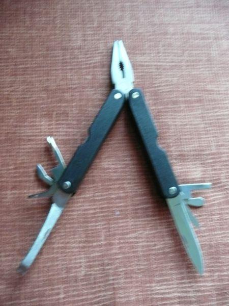 STAINLESS STEEL MULTI-TOOL SET