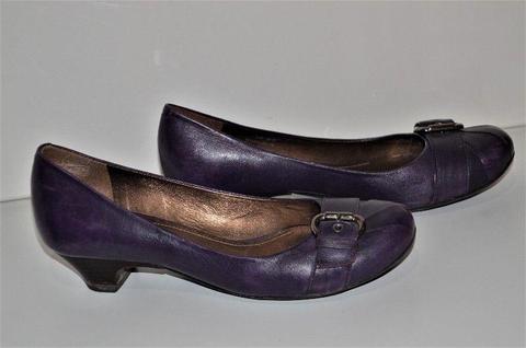 Imported Clarkes Leather Purple Flats / Kitten Heels (Size 6.5)
