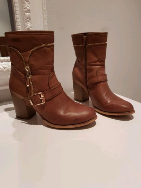 Tan boots size 5