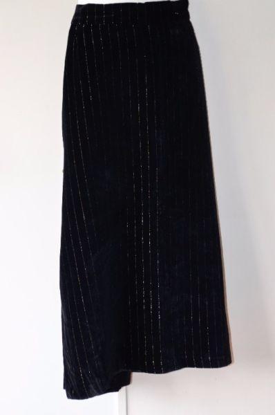 Vintage Black Velvet Skirt (Size 14/16)