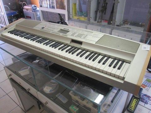 YAMAHA DGX-500 PROFESSIONAL KEYBOARD WITH STAND IN GREAT CONDITION