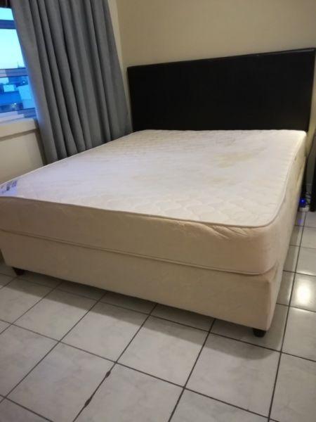 Complete queen size bed set