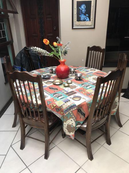 Dining Room Table - Round - 6 Chairs