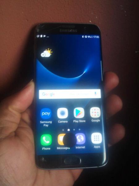 Samsung Galaxy S7 edge, 32gig finger print. Has some cracks on the glass