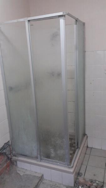 Corner shower