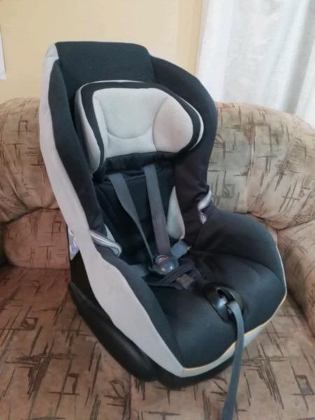 Chicco carseat 9-18kg