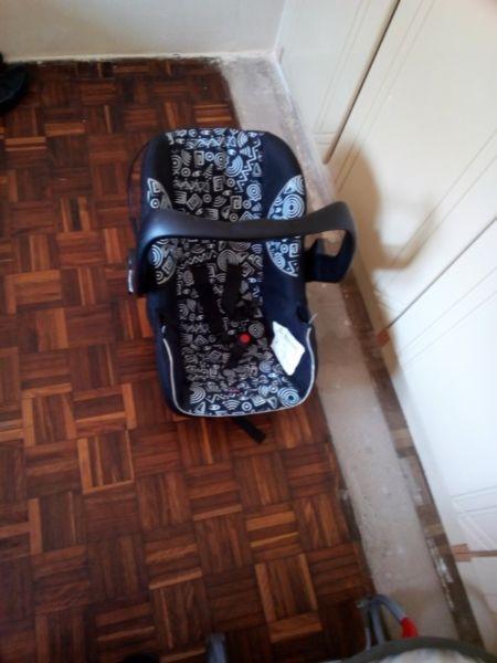 BABY CAR SEAT AND ROCKER