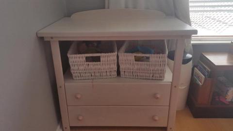 Credentia / baby changing table