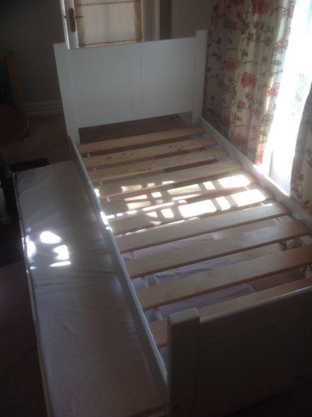 Single bed with pull out trundle bed