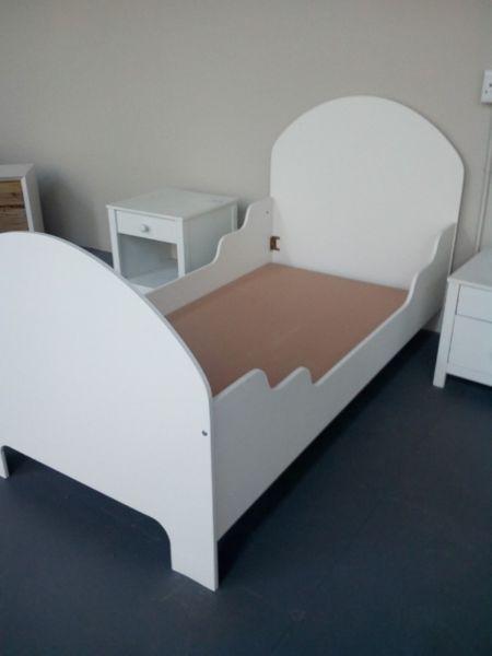 Never been used kiddies bed with two pedestals. Retails for R4000. The perfect kiddies bed set