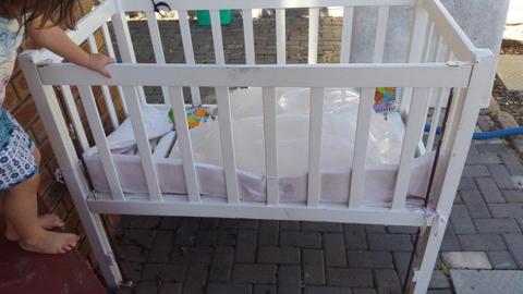 Large white cot R500