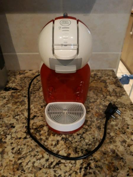 DeLonghi Dolce Gusto Mini Me Red Coffee Machine