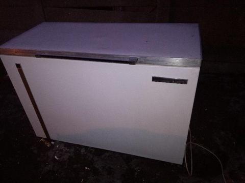 Kelvinator fridge freezer 470L ....R2500