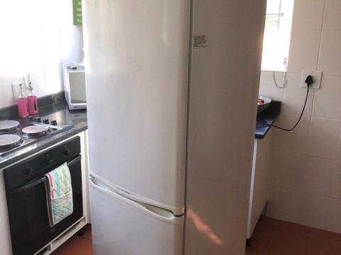Re gas fridges and air con repair onsite