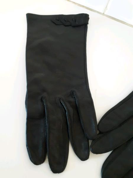 Womans: Genuine Black Leather Gloves (New)