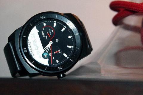 **STYLISH** LG Watch R BLACK (ANDROID WEAR)in box TO SELL OR SWOP