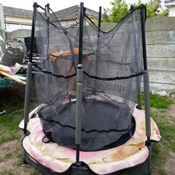 Mini trampoline with safety net