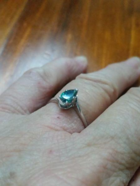 Beautiful blue/green 0.54ct diamond ring