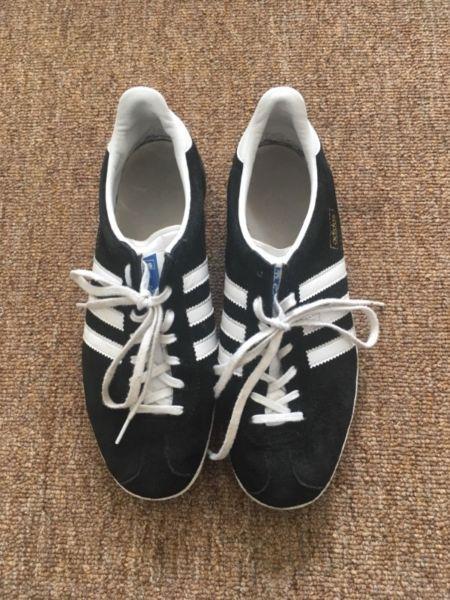 Adidas Gazelle trainers - blk and wht