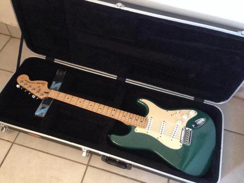 Squier Stratocaster Fender Standard Series with Stagg Flight Case