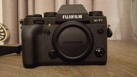 Fujifilm X-T1 Mirrorless Digital Camera with 18-55mm & XF55-200mm Lenses