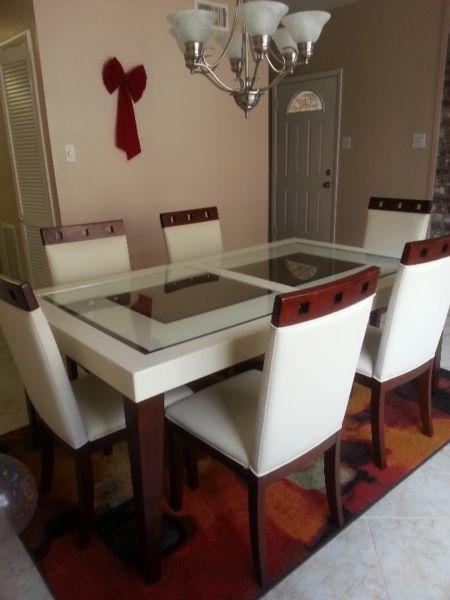 USA 1ST HAND SHOWROOM BOUGHT BRIGHT SHINY DINING SUITE(CHAIR SEAT COVERS NEED TO BE REPLACED)