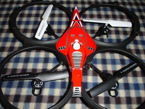 QUADRONE XLC shoots in Video and Photo. 6 Axis gyro, 2.4 Ghz 4 channel