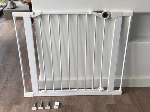 BAMBINO BABY GATE FOR SALE IN GOOD CONDITION!