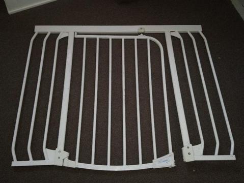 Dreambaby Hallway Security Gate and 56cm extra wide gate extensions