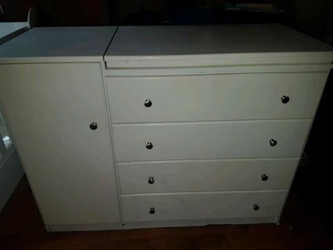 Baby compactum with bath tub and changing matt