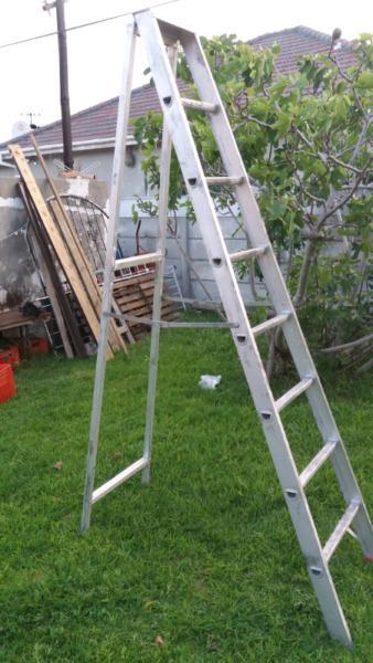 GRAVITY 2.4 m Aluminium 8-Step Ladder In Excellent Condition