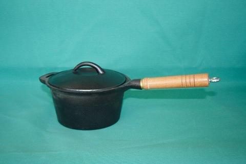 Cast iron sauce pot
