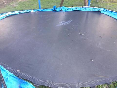 Trampoline in working condition
