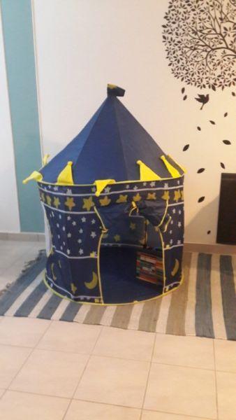 Child's Cubby house/pop up tent