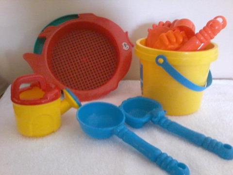 Kiddies beach /sandpit/bath toys