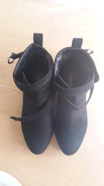 Black suede ankle boot R100