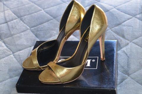 Beautiful Gold Heels (Size 6)