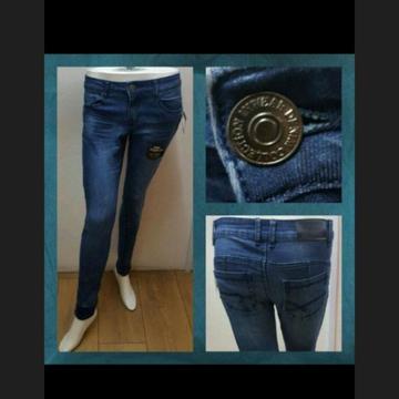 Branded BRAND NEW skinny jeans with 