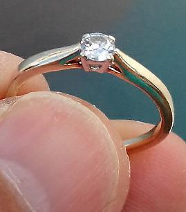 Browns Solataire 9ct Gold Diamond Ring
