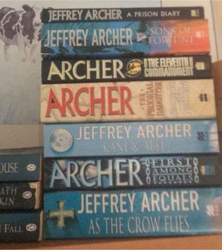 Jeffery Archer.Dan Brown. Nicci French reading books