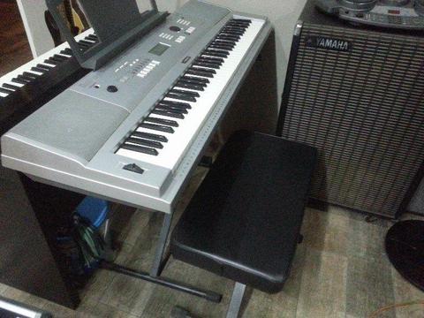 Yamaha DGX 220 Portable Grand piano/keyboard