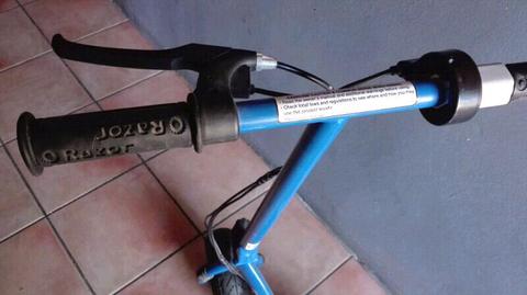 Razor scooter E300 as can see in pics no charger in good nic selling for R1850 selling for R1400