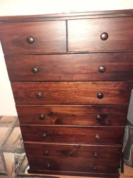 Pine chest of drawers, good as new