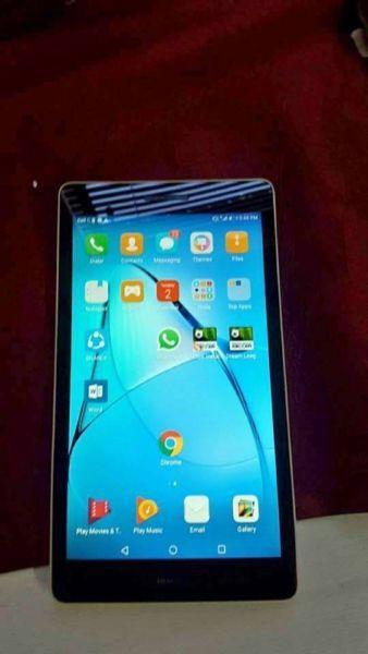 Huawei MediaPad T1 7.0 inch 3g and wifi can phone and whatsapp no dents or marks only R800