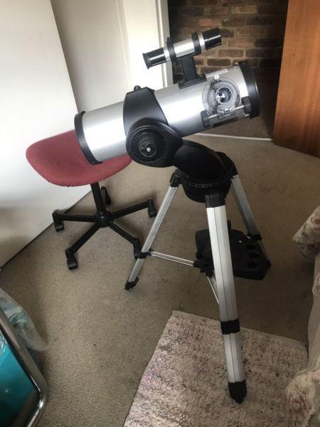 Meade DS2114 Newtonian Motorized telescope with Zhumell lens and filter set