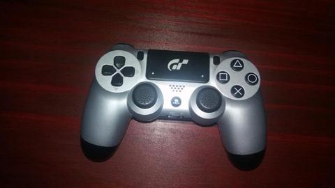 2 ps4 controllers