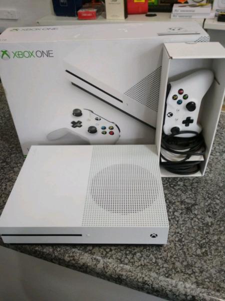 Xbox One S 1TB Console + Controller