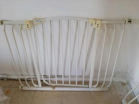 Dreambaby safety gate & lion rocker for sale